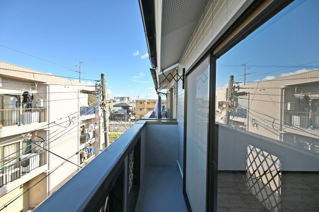 尼崎市南塚口町8丁目中古一戸建てのバルコニー|バルコニーは洗濯物を干すだけでなく、気分転換にゆっくりできる空間です。