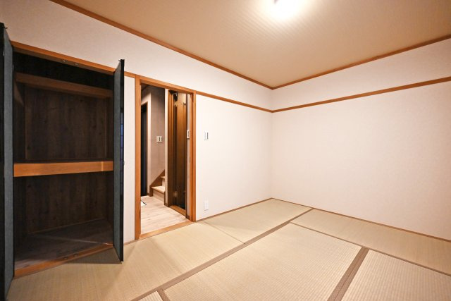 尼崎市南塚口町8丁目中古一戸建ての和室|和室には押し入れも完備。お布団もスッポリ入ります。