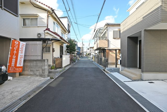 尼崎市南塚口町8丁目中古一戸建ての前面道路含む現地写真|前面道路幅員約4ｍ