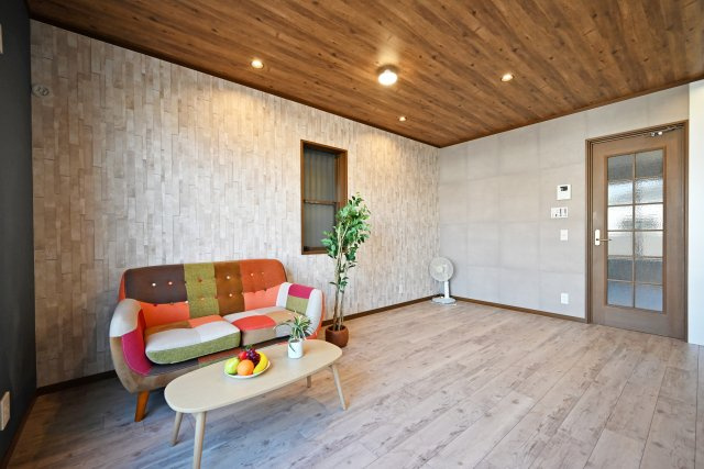 尼崎市南塚口町8丁目中古一戸建ての居間・リビング|リビングは高級感のある落ち着いた色合いで統一されています。