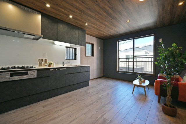 尼崎市南塚口町8丁目中古一戸建ての居間・リビング|キッチンも新調。部屋の雰囲気に合わせた落ち着いた色合いに統一されています。