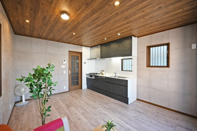 尼崎市南塚口町8丁目中古一戸建ての居間・リビング|天井にはダウンライトを配置。デザイン性に富んだ空間になっています。