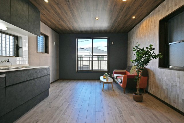 尼崎市南塚口町8丁目中古一戸建ての居間・リビング|リビングの大きく開けた窓から光が差し込む明るい空間です。