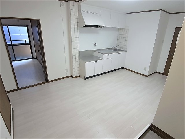 WING兵庫駅前通の居間・リビング|10帖の広々リビングルーム