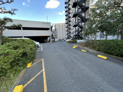 【駐車場】 | 泉北星和台コーポラス | 周辺にはスーパーや薬局など、商業施設がそろっていますよ！とても住みやすい環境ですよ♪