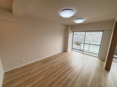 【居間・リビング】 | 泉北星和台コーポラス | 南西向き日当たり良好！
たっぷりの陽光に包まれる明るい住まいに気持ちも明るくなりますね♪