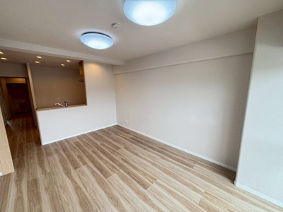 【居間・リビング】 | 泉北星和台コーポラス | 【ＬＤＫ約１２．９帖】
南西向きの明るいリビングは家族が自然に集まる空間になりますね♪♪