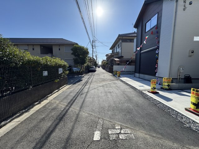 市川市菅野５丁目新築戸建【菅野小学校：8分】の前面道路含む現地写真|北東側前面道路・幅員約5ｍ