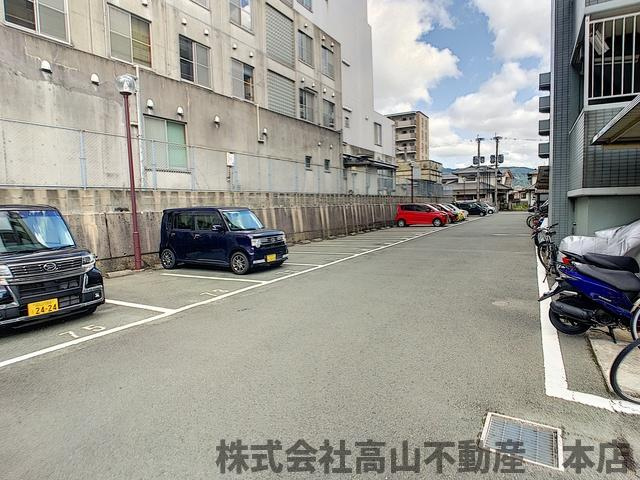 ジュネスシティ宮の前の駐車場