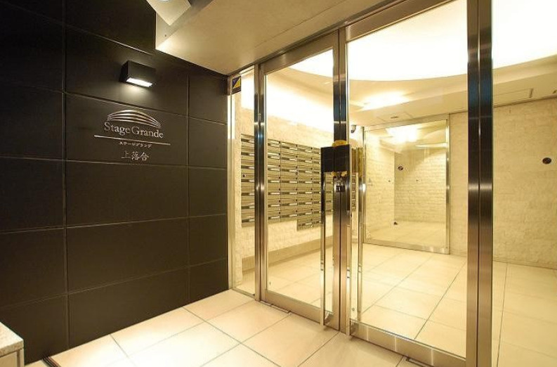 新宿区上落合１丁目の賃貸マンションのエントランス