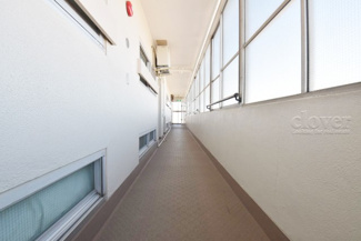 【その他共用部分】 | マンションの共用廊下です。きれいに清掃されています。周囲のお部屋の様子も、ぜひ伺ってみてください。～即日のご見学可能～　お問合せはお気軽にどうぞ。
