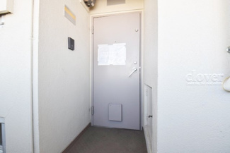【その他共用部分】 | 皆様をお迎えする、お部屋の玄関ドア。開けやすさや開放角度、ドアノブの操作しやすさや鍵の形状などを、現地で一度ご確認ください。～即日のご見学可能～　お問合せはお気軽にどうぞ。