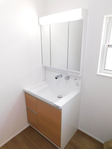 名古屋市北区福徳町５丁目の新築一戸建の独立洗面台|◇洗面室◇　　三面鏡シャンプードレッサー　くもり止め仕様