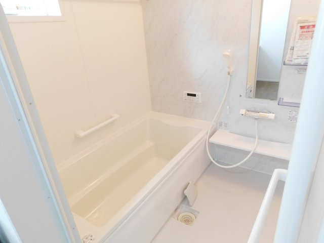 名古屋市北区福徳町５丁目の新築一戸建の浴室|◇浴室◇　　広い１坪サイズ・浴室暖房乾燥機・追い焚き機能付・ゆったり断熱浴槽・オートバス・バリアフリー・浴室窓あり　カウンターは取り外し可能でお手入れらくらく♪