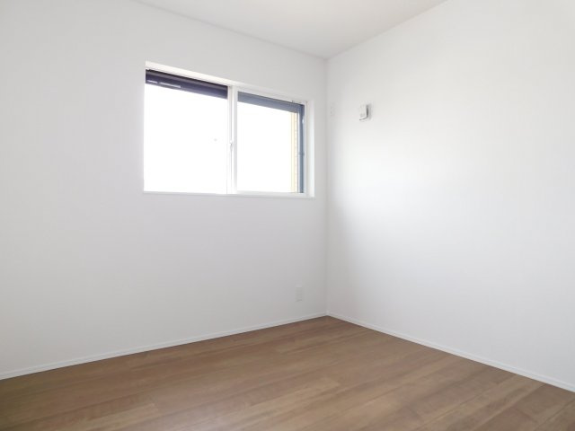 名古屋市北区福徳町５丁目の新築一戸建の洋室|◇洋室◇　　明るい洋室４．７帖　全居室収納完備♪