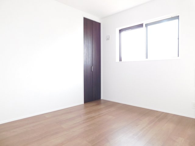 名古屋市北区福徳町５丁目の新築一戸建の洋室|◇洋室◇　　明るい洋室５．２帖　全居室収納完備♪