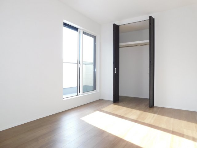 名古屋市北区福徳町５丁目の新築一戸建の洋室|◇洋室◇　　南面を含む２面採光で明るい洋室７．７帖　全居室収納完備♪　バルコニー利用可♪