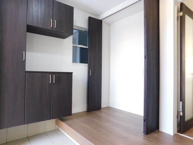 名古屋市北区福徳町５丁目の新築一戸建の玄関|◇玄関収納◇　　家族の履物をしっかりと収納できます♪　近くに大きいクローゼットも完備♪