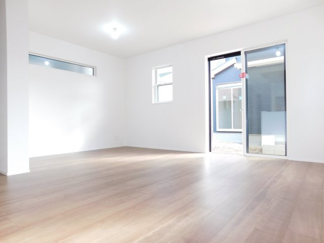 名古屋市北区福徳町５丁目の新築一戸建の居間・リビング|◇リビング◇　　南面を含む３面採光で明るいリビング１７．３帖　広くて明るいＬＤＫ♪　家族が集まる明るいリビング♪