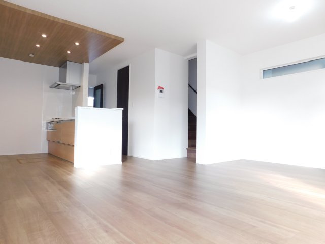 名古屋市北区福徳町５丁目の新築一戸建の居間・リビング|◇リビング◇　　南面を含む３面採光で明るいリビング１７．３帖　キッチン傍に大きなパントリー付き♪