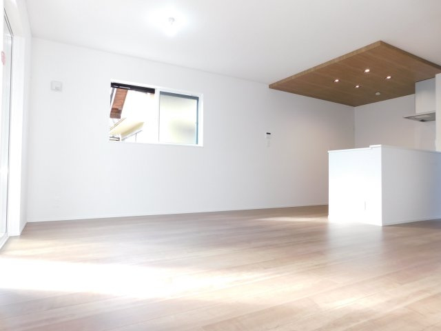 名古屋市北区福徳町５丁目の新築一戸建の居間・リビング|◇リビング◇　　南面を含む３面採光で明るいリビング１７．３帖　キッチンの折り下げ天井がおしゃれな雰囲気♪