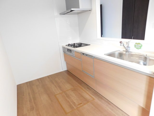 名古屋市北区福徳町５丁目の新築一戸建のキッチン|◇キッチン◇　　人気の対面式・人造大理石カウンター・浄水機能付ハンドシャワー・静音仕様シンク・薄型換気扇・Ｓｉセンサーコンロ（３口）・床下収納庫付き