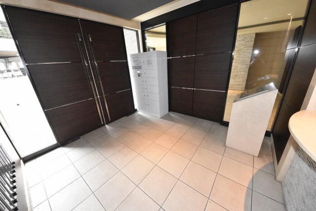 プロシード大阪WESTアドリアのエントランス