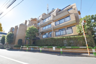 【外観】 | 手入れの行き届いた外壁やエントランスなど、「見ればわかる」レベルで清潔感を保ったマンションです。築年数を感じさせない姿で皆様をお出迎えします。～即日のご見学可能～　お問合せはお気軽にどうぞ。
