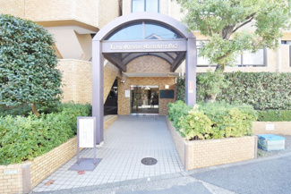 【エントランス】 | お客様を、そして住人を出迎えてくれるマンションのエントランス。ゴミが落ちていないことからも、管理状態の良さや住民の節度の高さが見て取れます。～即日のご見学可能～　お問合せはお気軽にどうぞ。
