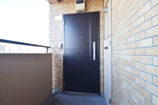 【その他共用部分】 | 皆様をお迎えする、お部屋の玄関ドア。開けやすさや開放角度、ドアノブの操作しやすさや鍵の形状などを、現地で一度ご確認ください。～即日のご見学可能～　お問合せはお気軽にどうぞ。