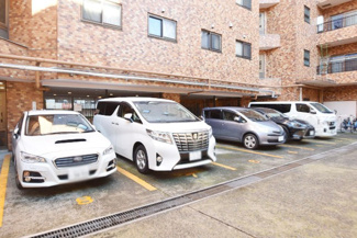 【駐車場】 | マンションの駐車場スペース。空きの有無や駐車料金、サイズ規定などについては、改めてお問い合わせください。～即日のご見学可能～　お問合せはお気軽にどうぞ。