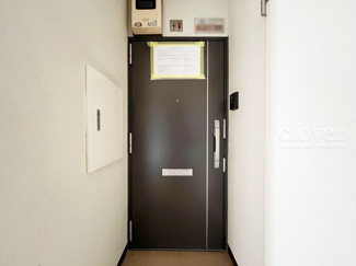 【その他共用部分】 | 皆様をお迎えする、お部屋の玄関ドア。開けやすさや開放角度、ドアノブの操作しやすさや鍵の形状などを、現地で一度ご確認ください。～即日のご見学可能～　お問合せはお気軽にどうぞ。