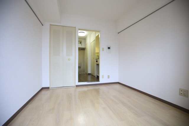 エヴェナール二子新地の洋室