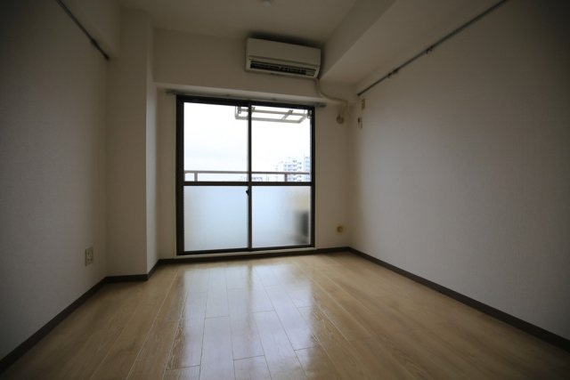 エヴェナール二子新地の洋室