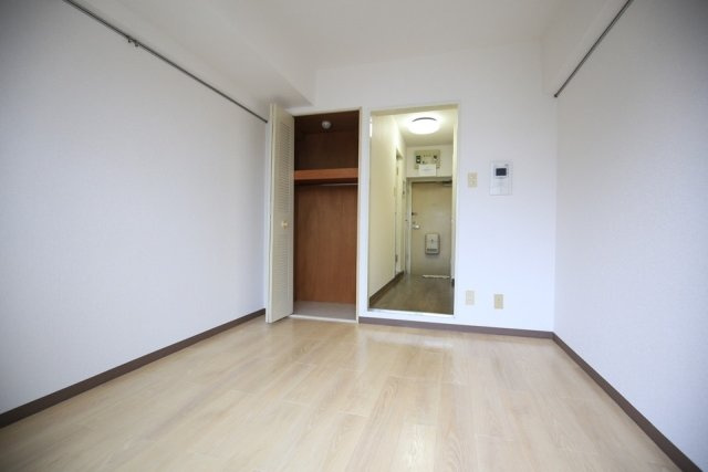 エヴェナール二子新地の洋室