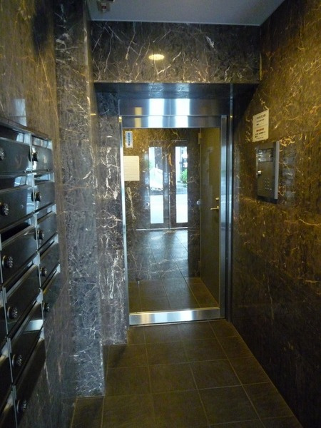 エルニシア亀戸のエントランス