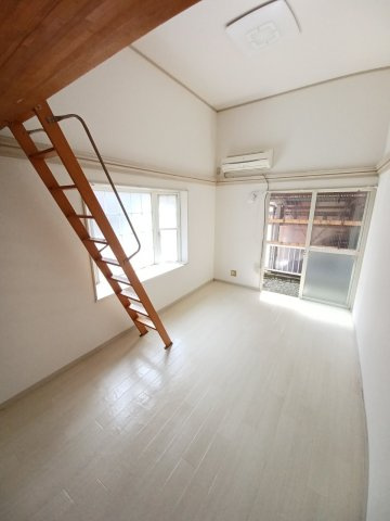 シティパレス泉町の洋室