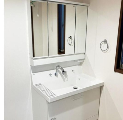 【洗面所】 | 北新宿戸建 | 明るい洗面所です