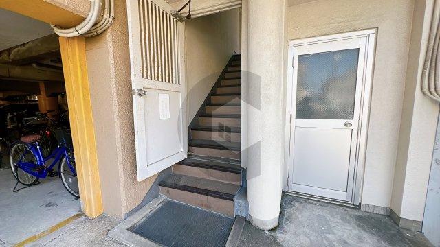 ウィンズコート高井田のエントランス