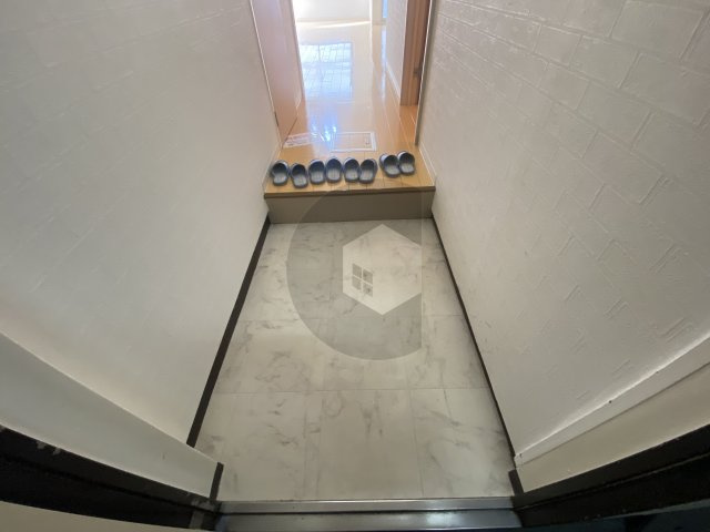 ウィンズコート高井田の玄関