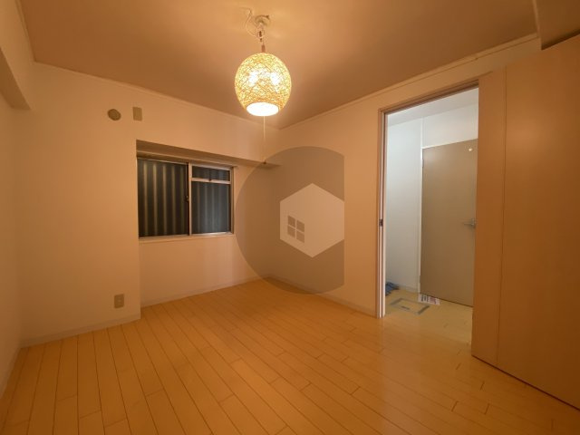 ウィンズコート高井田の洋室