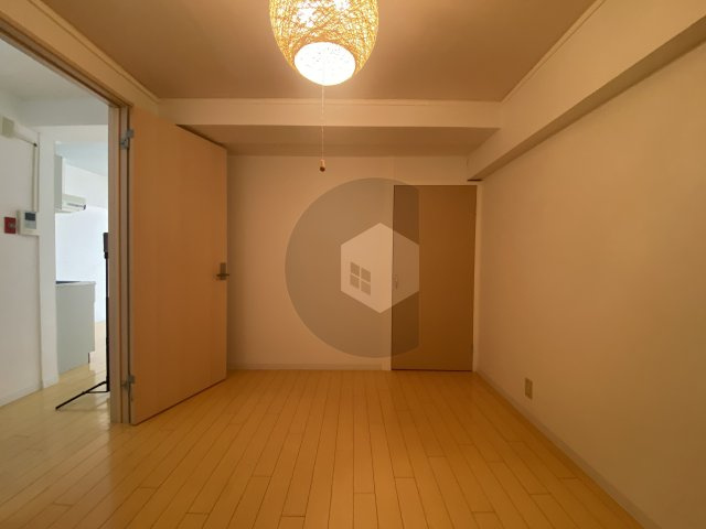 ウィンズコート高井田の洋室