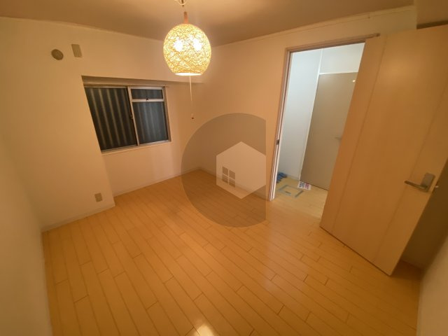 ウィンズコート高井田の洋室