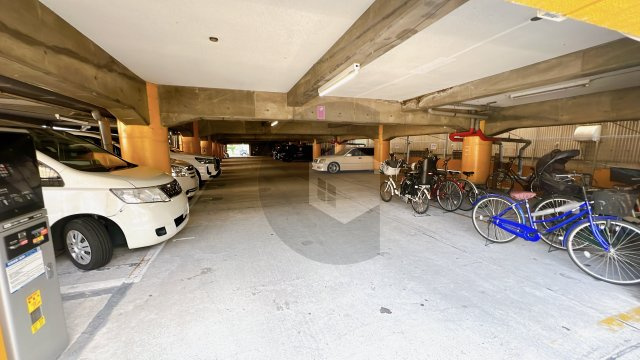 ウィンズコート高井田の駐車場