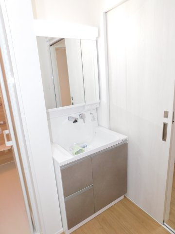 名古屋市北区福徳町５丁目の新築一戸建の独立洗面台|◇洗面室◇　　三面鏡シャンプードレッサー　くもり止め仕様
