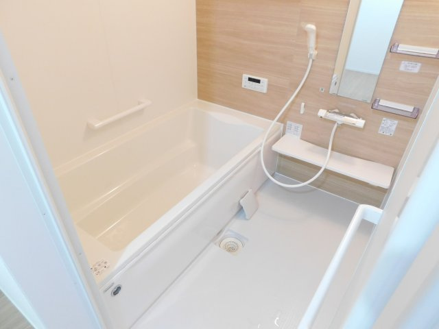 名古屋市北区福徳町５丁目の新築一戸建の浴室|◇浴室◇　　広い１坪サイズ・浴室暖房乾燥機・追い焚き機能付・ゆったり断熱浴槽・オートバス・バリアフリー・浴室窓あり　カウンターは取り外し可能でお手入れらくらく♪