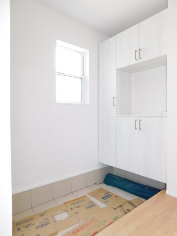 名古屋市北区福徳町５丁目の新築一戸建の玄関|◇玄関収納◇　　家族の履物をしっかりと収納できます♪　近くにクローゼットも完備♪