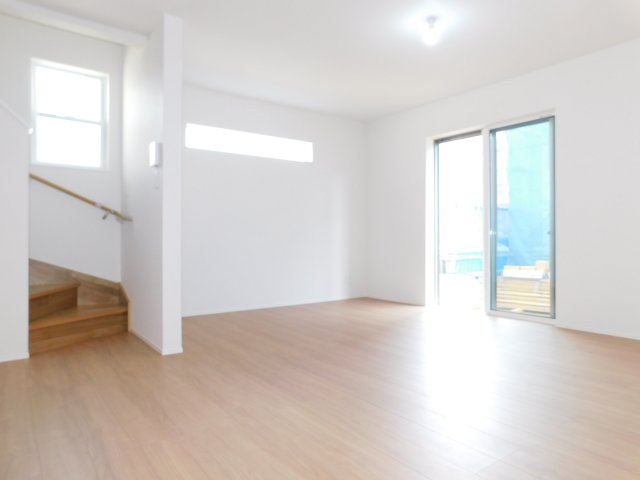 名古屋市北区福徳町５丁目の新築一戸建の居間・リビング|◇リビング◇　　南面を含む３面採光で明るいリビング１８．８帖　広くて明るいＬＤＫ♪　家族が集まる明るいリビング♪