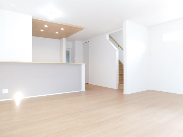 名古屋市北区福徳町５丁目の新築一戸建の居間・リビング|◇リビング◇　　南面を含む３面採光で明るいリビング１８．８帖　リビングイン階段で自然と増える家族との会話♪