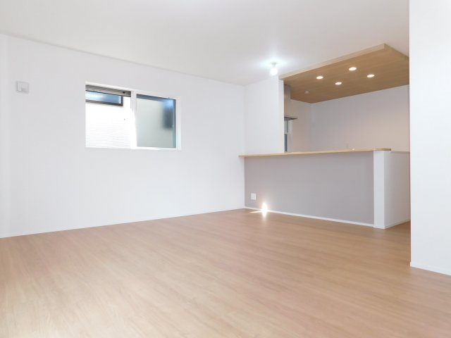 名古屋市北区福徳町５丁目の新築一戸建の居間・リビング|◇リビング◇　　南面を含む３面採光で明るいリビング１８．８帖　キッチンの折り上げ天井がおしゃれな雰囲気♪